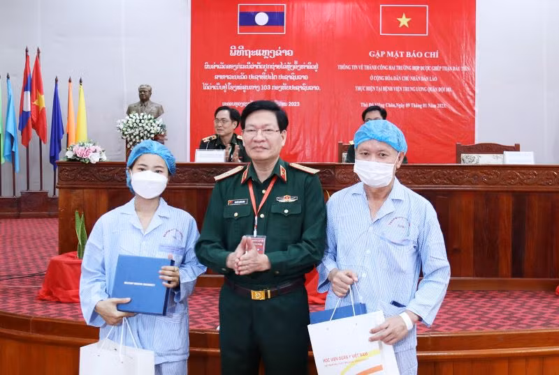 Giám đốc Học viện Quân y Việt Nam Nguyễn Xuân Kiên tặng quà cho 2 bệnh nhân người Lào được ghép thận thành công. (Ảnh: Trịnh Dũng)