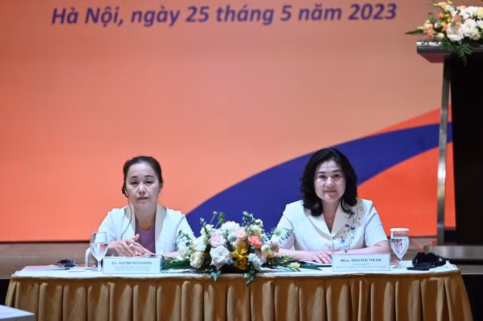 Thứ trưởng Lao động-Thương binh và Xã hội Nguyễn Thị Hà (bên phải) cùng Trưởng Đại diện UNFPA tại Việt Nam Naomi Kitahara chủ trì hội thảo.