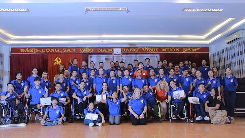 Các huấn luyện viên và vận động viên tham gia chương trình. (Ảnh: Đại sứ quán Hoa Kỳ)
