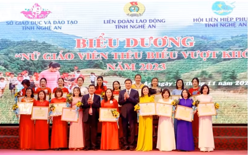 Tặng bằng khen cho các nữ giáo viên vượt khó tiêu biểu.