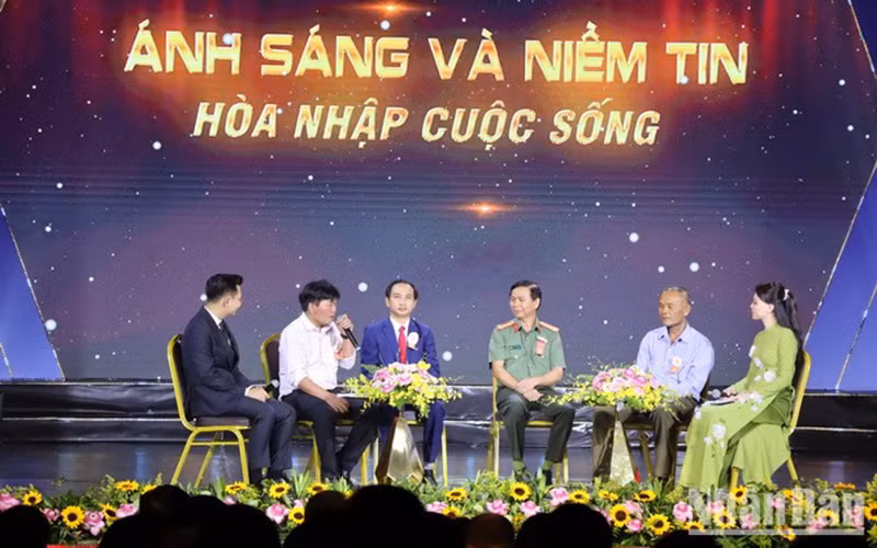 Giao lưu với các tấm gương và mô hình tiêu biểu về tái hòa nhập cộng đồng.