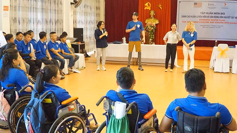 Huấn luyện viên chuyên nghiệp Rudy Garcia-Tolson và Julia Harbough chia sẻ thông tin với các học viên dự khóa tập huấn. (Ảnh: Đại sứ quán Hoa Kỳ)