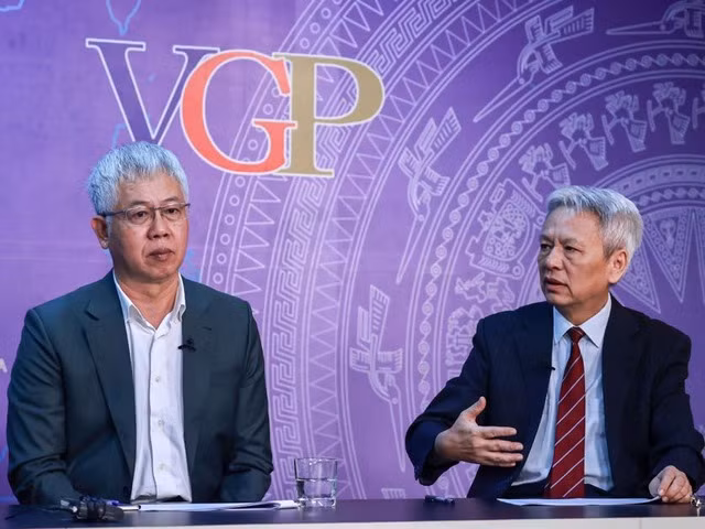 TS. Nguyễn Sĩ Dũng (phải) và TS. Nguyễn Đức Kiên trao đổi tại tọa đàm.