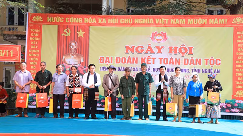 Đồng chí Nguyễn Xuân Thắng dự Ngày hội Đại đoàn kết toàn dân tộc ở Tri Lễ và tặng quà cho người dân địa phương.