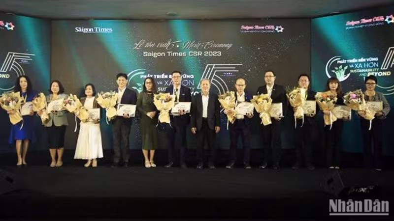 Tôn vinh và nhận giấy chứng nhận cho các doanh nghiệp tham gia CSR. (Ảnh: L.Vũ)