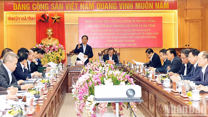 Đồng chí Trần Tuấn Anh đánh giá cao quá trình triển khai Nghị quyết số 36-NQ/TW của Ban Chấp hành Trung ương Đảng khóa XII về chiến lược phát triển kinh tế biển Việt Nam đến năm 2030, tầm nhìn đến năm 2045 ở Hà Tĩnh.