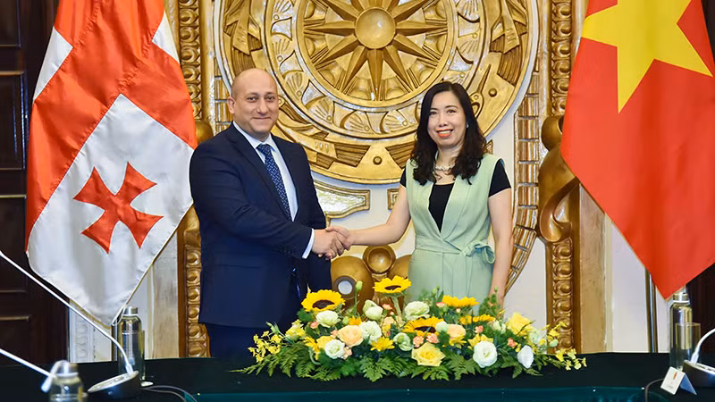 Thứ trưởng Ngoại giao Lê Thị Thu Hằng và Thứ trưởng Ngoại giao Grudia Alexander Khvtisiashvili đồng chủ trì Tham vấn chính trị lần thứ 2 giữa Bộ Ngoại giao hai nước. (Ảnh: Bộ Ngoại giao)