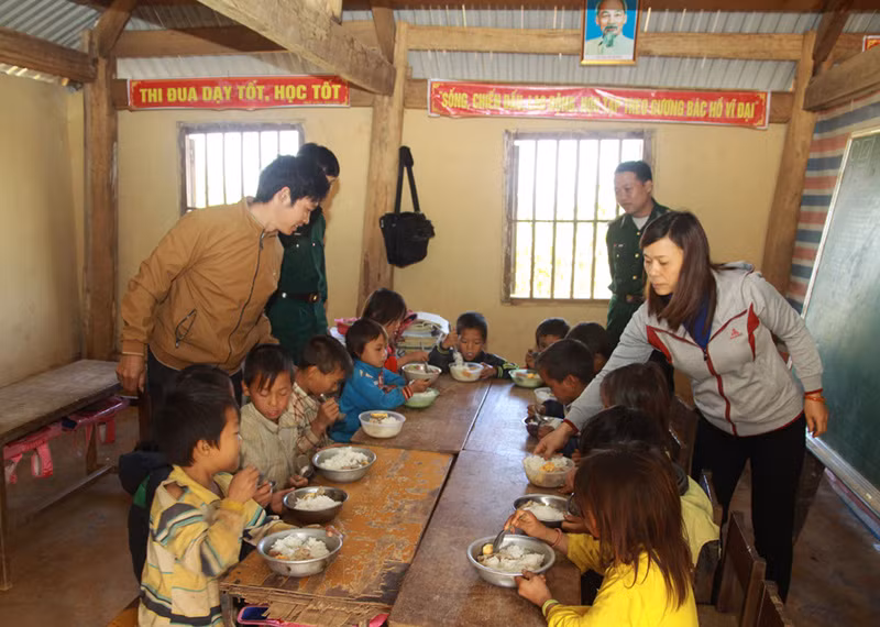 Bữa cơm do bộ đội biên phòng Sơn La hỗ trợ cho học sinh đồng bào H’Mông bản Buốc Pát, xã Lóng Sập, Mộc Châu, địa bàn từng nóng về ma túy.