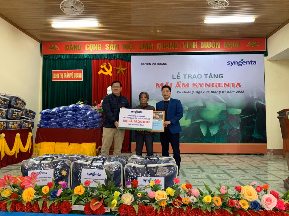 Trao tặng chăn ấm và trang thiết bị gia đình đến các hộ nghèo.