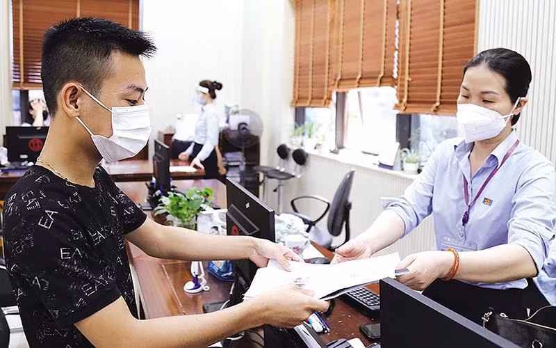 Cán bộ Sở Tư pháp tỉnh Bắc Ninh tiếp nhận hồ sơ cấp Phiếu lý lịch tư pháp tại Trung tâm Hành chính công tỉnh.