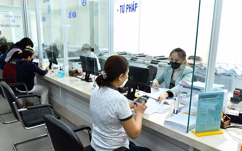 Người dân làm thủ tục hành chính tại Trung tâm Phục vụ hành chính công tỉnh Lâm Đồng. (Ảnh Đăng Khoa)