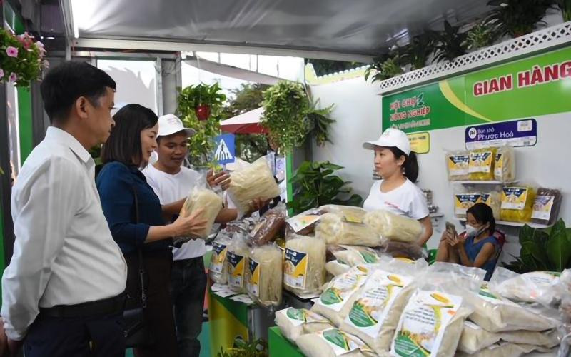 Người dân, du khách mua sản phẩm OCOP tại Hội chợ Nông nghiệp Hòa Vang năm 2022.