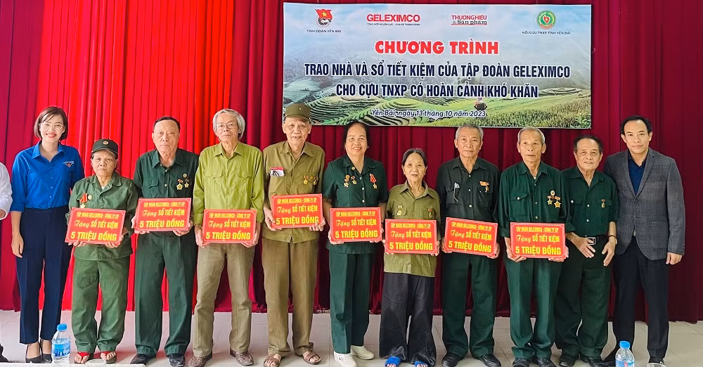 Trao sổ tiết kiệm cho 8 cựu thanh niên xung phong có hoàn cảnh khó khăn.