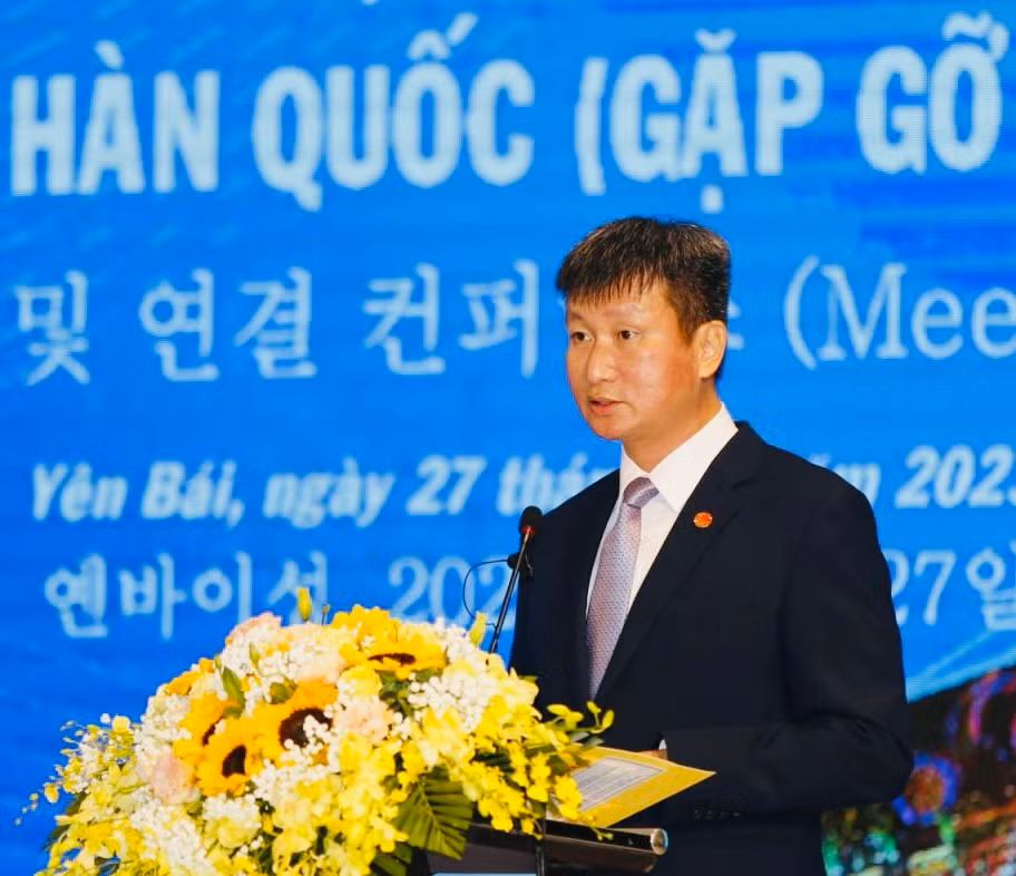 Chủ tịch Ủy ban nhân dân tỉnh Yên Bái Trần Huy Tuấn phát biểu tại hội nghị.