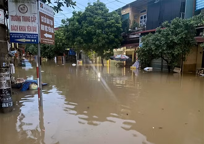 Một tuyến phố của thành phố Yên Bái bị ngập sâu trong nước.