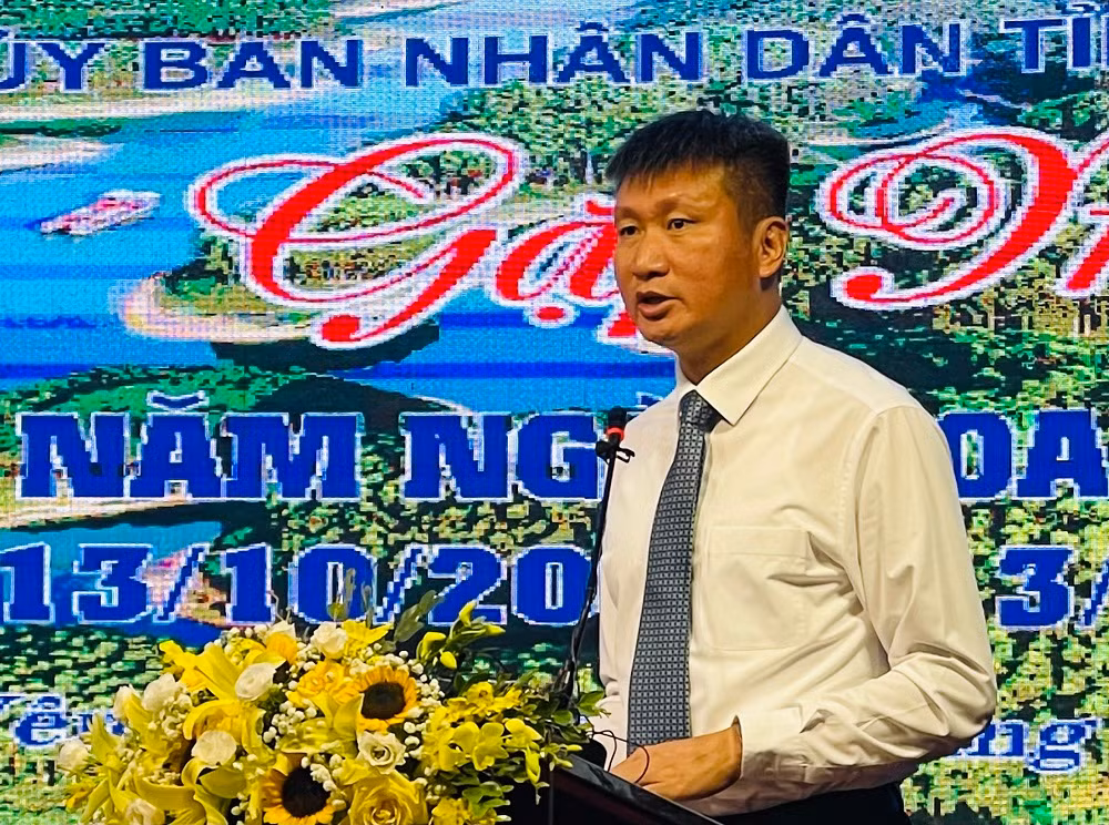 Chủ tịch Ủy ban nhân dân tỉnh Trần Huy Tuấn phát biểu chúc mừng Ngày Doanh nhân Việt Nam.