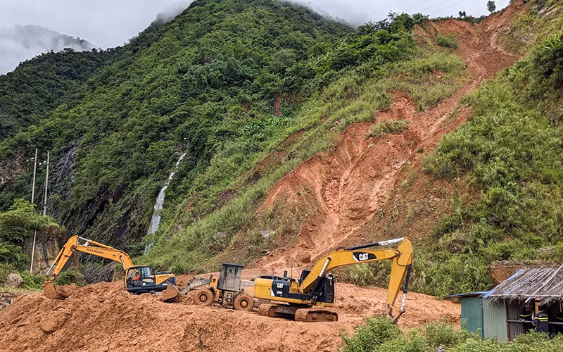 Các lực lượng chức năng đang khẩn trương khắc phục sạt lở trên tuyến giao thông huyết mạch nối Sơn La-Lai Châu. (Ảnh MINH NGUYỄN)
