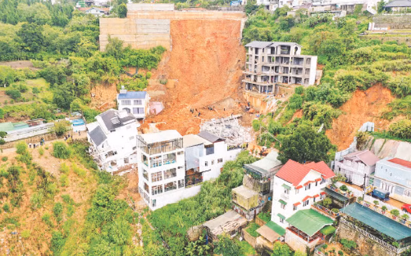 Hiện trường sạt lở nghiêm trọng tại đường Hoàng Hoa Thám, thành phố Đà Lạt (Lâm Đồng). (Ảnh NGUYỄN NGHĨA)