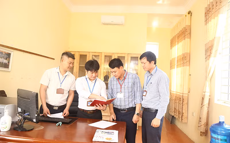 Trao đổi nghiệp vụ công tác kiểm tra, giám sát ở cơ sở tại Đảng ủy xã Lão Hộ, huyện Yên Dũng, Bắc Giang. (Ảnh Quốc trường)