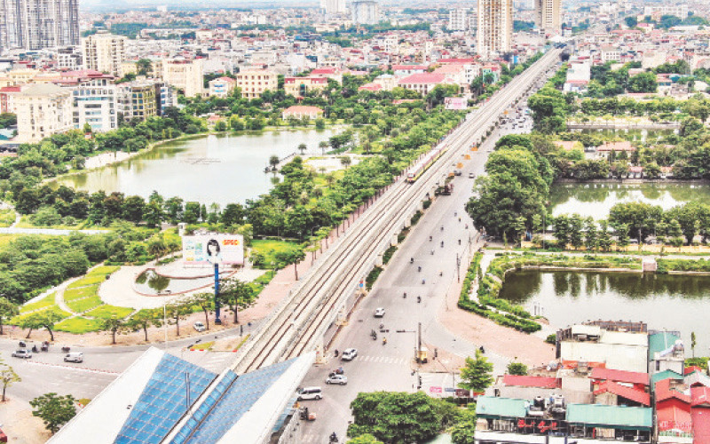 Tàu điện chạy thử trên tuyến đường sắt đô thị Nhổn-Ga Hà Nội. (Ảnh DUY LINH)