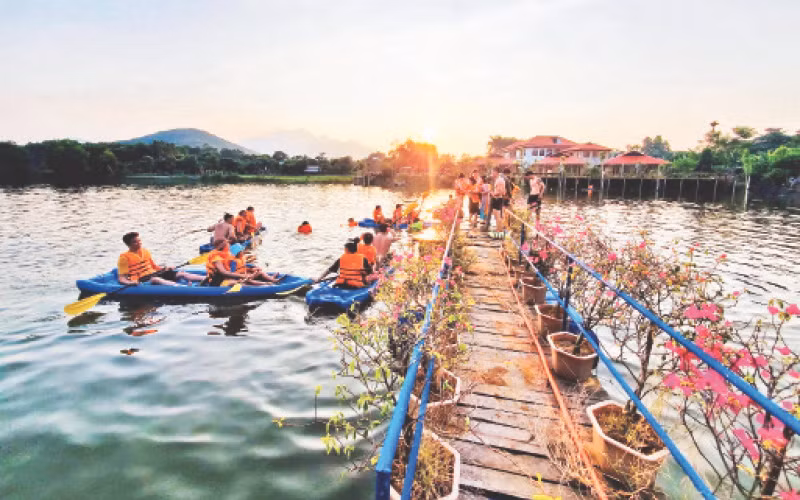 Khách du lịch được tham gia nhiều hoạt động trải nghiệm lý thú khi đến với làng du lịch Lòng Hồ (thị xã Sơn Tây).