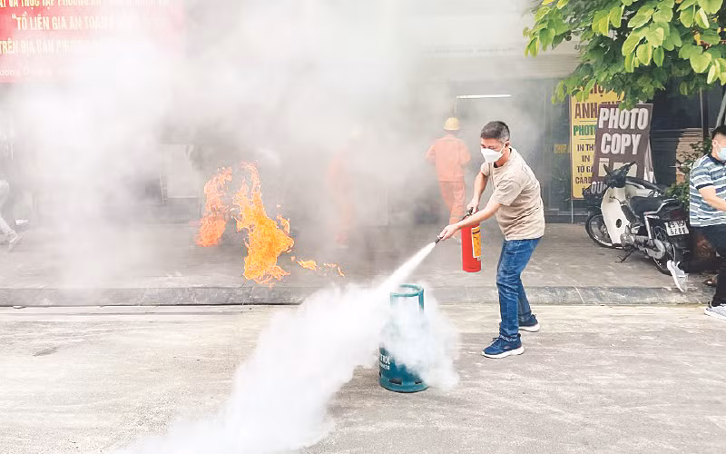 Diễn tập tình huống giả định phòng cháy, chữa cháy tại phường Chương Dương, quận Hoàn Kiếm, Hà Nội.
