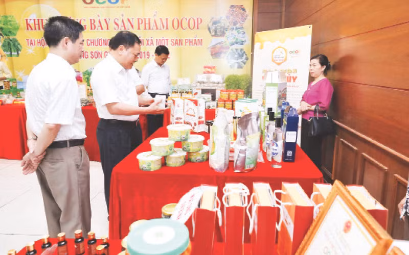 Các sản phẩm OCOP của Lạng Sơn được trưng bày, giới thiệu tại hội chợ.