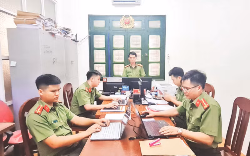 Cán bộ, chiến sĩ đơn vị Phòng, chống tội phạm sử dụng công nghệ cao truy xét tội phạm.