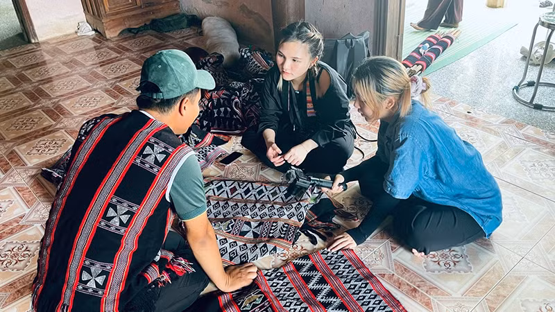 Nhóm sinh viên Trường đại học FPT đi khảo sát thực hiện dự án “GenZ dệt ZènG” tại huyện A Lưới (Thừa Thiên Huế).