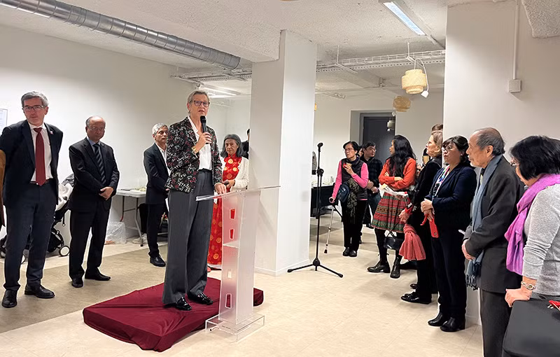 Nghị sĩ Anne Le Hénanff đánh giá cao các hoạt động tại Foyer Vietnam, trong đó có các lớp dạy tiếng Pháp, cho rằng việc tăng cường giao lưu văn hóa và dạy ngôn ngữ sẽ góp phần không nhỏ vào việc thúc đẩy sự hiểu biết lẫn nhau và tình đoàn kết giữa hai dân tộc. (Ảnh: Minh Duy)