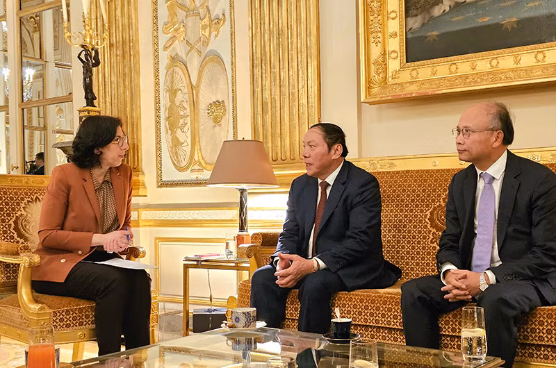 Bộ trưởng Nguyễn Văn Hùng và Bộ trưởng Rima Abdul Malak nhất trí thúc đẩy quan hệ hợp tác giữa hai nước trên lĩnh vực văn hóa lên tầm cao mới. Ảnh: Khải Hoàn.