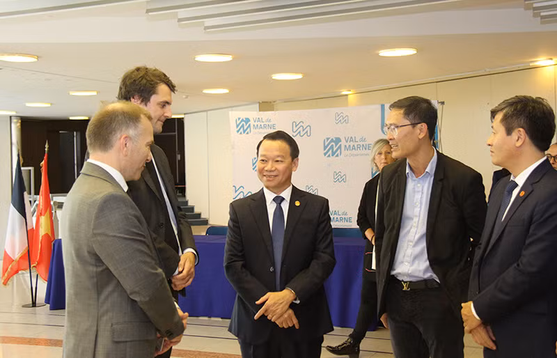 Bí thư Tỉnh ủy Đỗ Đức Duy cảm ơn lãnh đạo và nhân dân tỉnh Val-de-Marne đã dành cho tỉnh Yên Bái nhiều sự quan tâm, hỗ trợ, giúp đỡ có hiệu quả, thông qua các dự án hợp tác trên các lĩnh vực: y tế, văn hóa và phát huy giá trị di sản, cung cấp nước sạch, xử lý nước thải, nông nghiệp và phát triển nông thôn, quy hoạch và môi trường. (Ảnh: Khải Hoàn)