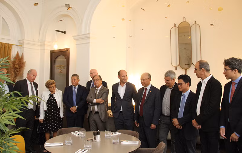 Đại sứ Đinh Toàn Thắng trao đổi các doanh nghiệp tại Corse về tiềm năng hợp tác trên các lĩnh vực có thế mạnh của mỗi bên như: năng lượng sạch, kinh tế biển, du lịch.