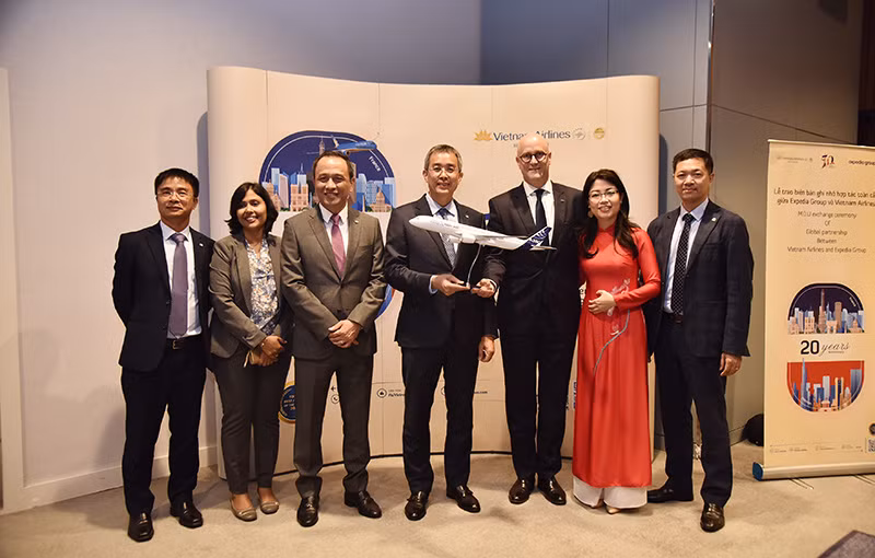 Lãnh đạo Vietnam Airlines và các đối tác Pháp tại lễ kỷ niệm. (Ảnh: Minh Duy)