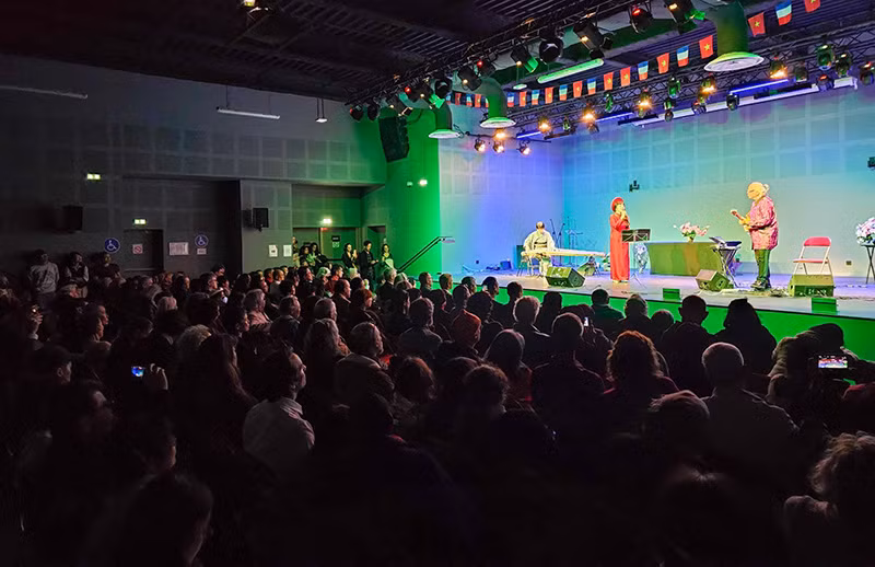 Chương trình nghệ thuật đặc sắc ba miền đất nước được thế hiện qua giọng hát của ca sĩ Hương Thanh, kết hợp cùng nghệ sĩ ghi-ta Nguyên Lê và nghệ sĩ đàn tranh người Nhật Mieko Miyazaki là điểm nhấn đặc sắc tại lễ kỷ niệm. (Ảnh: Minh Duy)