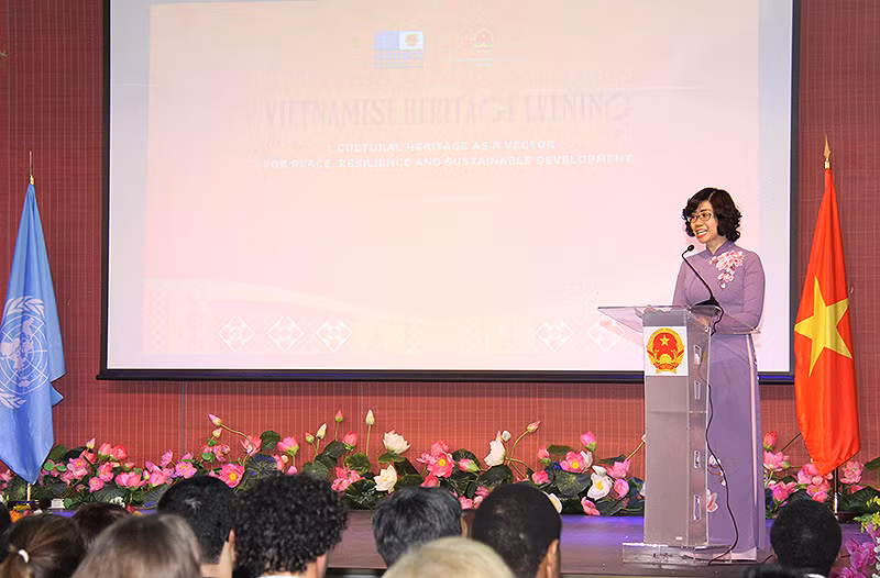 Đại sứ Lê Thị Hồng Vân cảm ơn sự hỗ trợ quý báu và hợp tác hiệu quả của UNESCO và tất cả các quốc gia thành viên trong việc gìn giữ và phát huy các di sản. (Ảnh: KHẢI HOÀN)