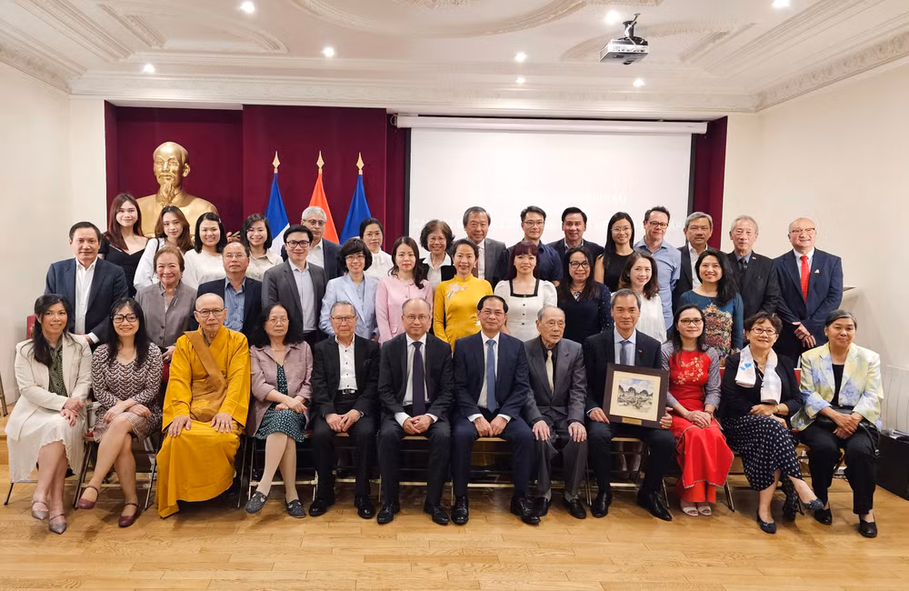 Bộ trưởng Bùi Thanh Sơn chụp ảnh lưu niệm với đại diện các hội, đoàn người Việt tại Pháp. (Ảnh: Khải Hoàn)