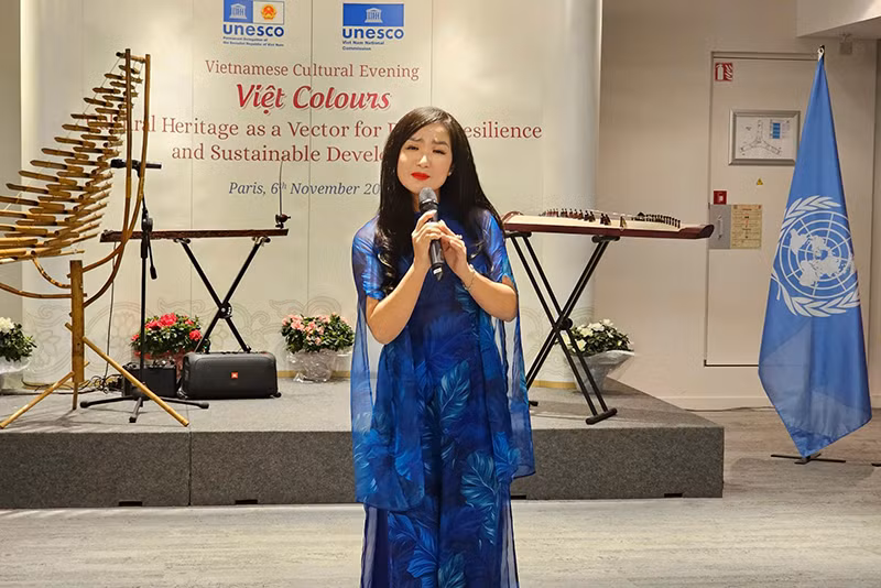 “Sắc màu Việt” mang đến một khung cảnh đặc biệt tại UNESCO để khám phá văn hóa Việt Nam thông qua một số làn điệu dân ca trong đó có Quan họ Bắc Ninh được UNESCO công nhận là di sản văn hoá phi vật thể đại diện của nhân loại năm 2009. (Ảnh: Minh Duy)