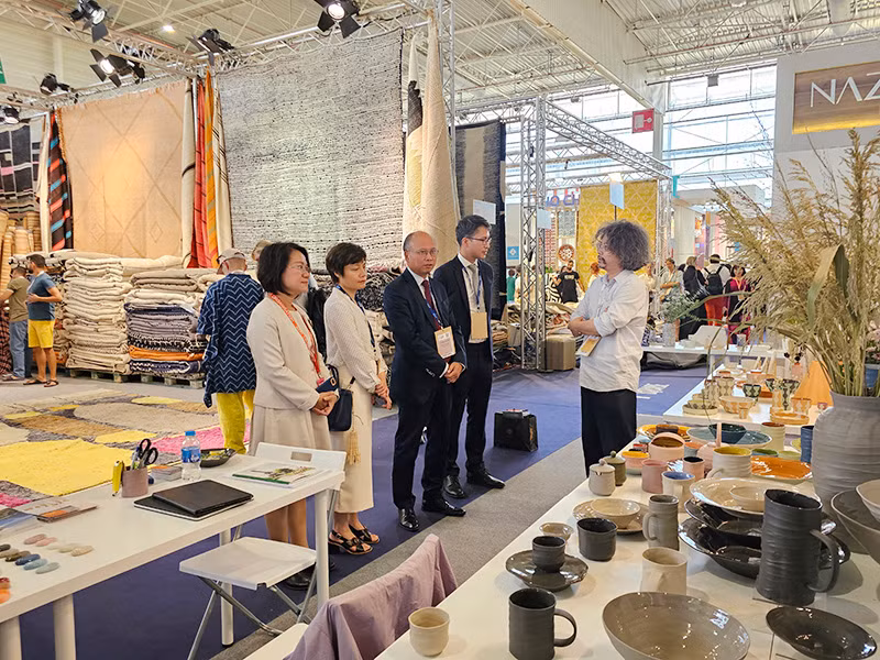 Đại sứ Đinh Toàn Thắng khẳng định: Đại sứ quán Việt Nam tại Pháp luôn sẵn sàng làm cầu nối để mở rộng hơn nữa hoạt động quảng bá, thúc đẩy mở rộng thị trường đối với các sản phẩm lĩnh vực thiết kế, trang trí và nội thất của Việt Nam.