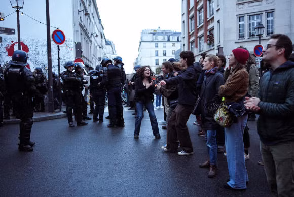 Biểu tình diễn ra tại Paris (ảnh) và nhiều nơi khác sau khi có phán quyết của Hội đồng Hiến pháp. Ảnh: Le Monde.