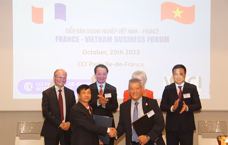 Sở Công thương tỉnh Hải Dương và Hội Doanh nghiệp Việt Nam tại Pháp ký kết biên bản ghi nhớ hợp tác. (Ảnh: Khải Hoàn)