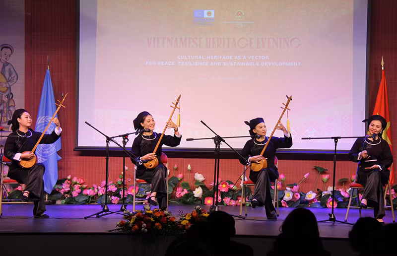 Trình diễn điệu hát then, nét sinh hoạt văn hoá văn nghệ độc đáo của các dân tộc Tày, Nùng, Thái trong chương trình nghệ thuật mang lại nhiều cung bậc cảm xúc cho bạn bè quốc tế.(Ảnh: KHẢI HOÀN)