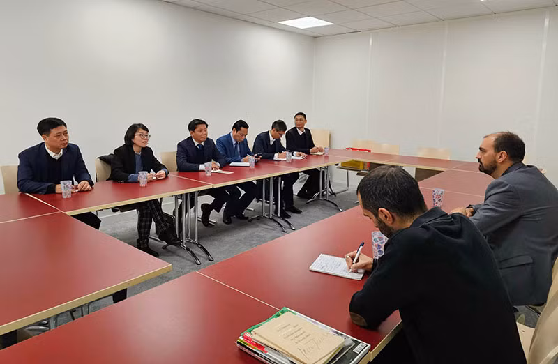 Tổng Thư ký Anthony Daguet đánh giá cao sự tham gia tích cực của Báo Nhân Dân tại Hội báo Nhân đạo để giới thiệu về Đảng Cộng sản Việt Nam cũng như đất nước và con người Việt Nam trong công cuộc đổi mới và hội nhập quốc tế. (Ảnh: Minh Duy)