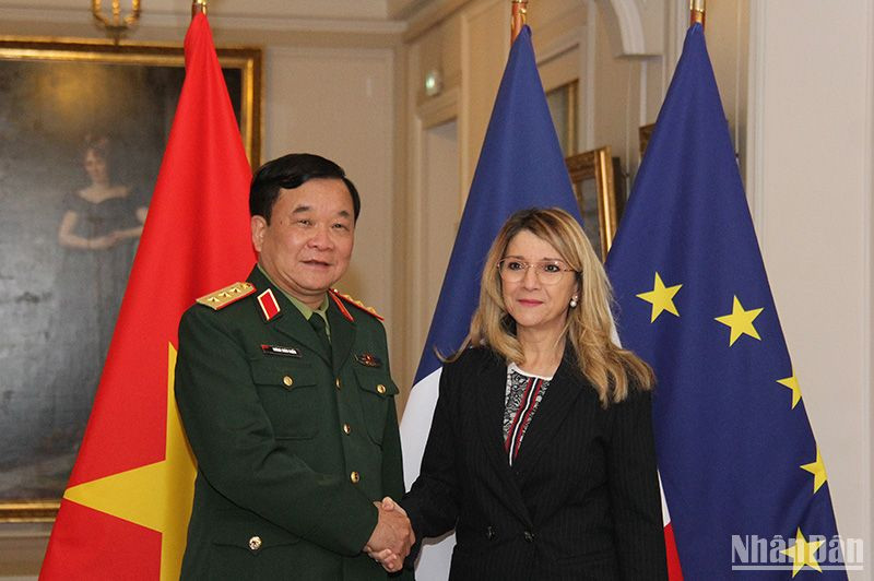 Bà Patricia Miralles, Quốc vụ khanh Cựu chiến binh và ký ức chiến tranh Pháp chào đón Thứ trưởng Quốc phòng Hoàng Xuân Chiến tới thăm và làm việc. (Ảnh: Khải Hoàn)