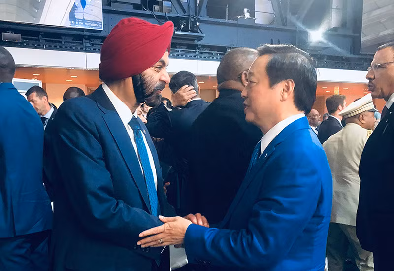 Phó Thủ tướng Trần Hồng Hà trao đổi với Chủ tịch Ngân hàng Thế giới (WB) Ajaypal Singh Banga.