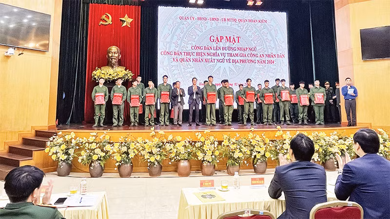 Quận Hoàn Kiếm tổ chức gặp mặt, tặng quà công dân nhập ngũ.