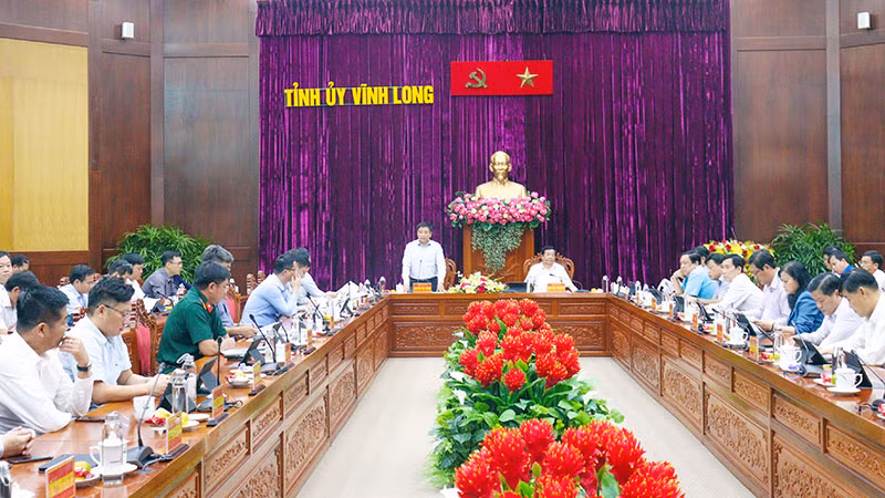 Đoàn công tác của Bộ Giao thông vận tải làm việc với Tỉnh ủy Vĩnh Long về hỗ trợ việc khai thác cát xây dựng đường cao tốc.