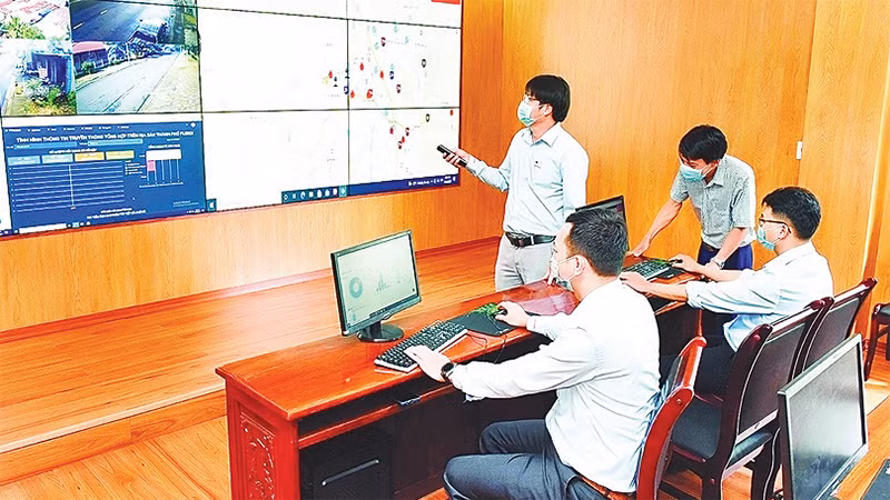 Kỹ thuật viên xử lý thông tin hình ảnh qua camera tại Trung tâm Điều hành đô thị thông minh TP Pleiku.