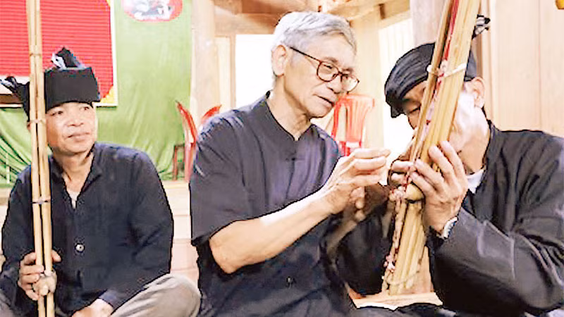 Ông Lường Văn Chựa dạy thổi khèn cho các học viên trong bản.