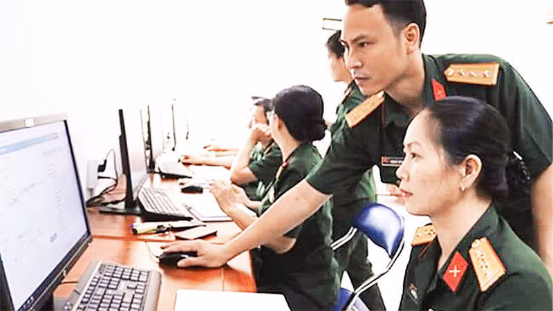 Quân khu 7 từng bước xây dựng lộ trình trang bị máy tính quân sự, xây dựng phần mềm ứng dụng cho các cơ quan, đơn vị trực thuộc Quân khu.